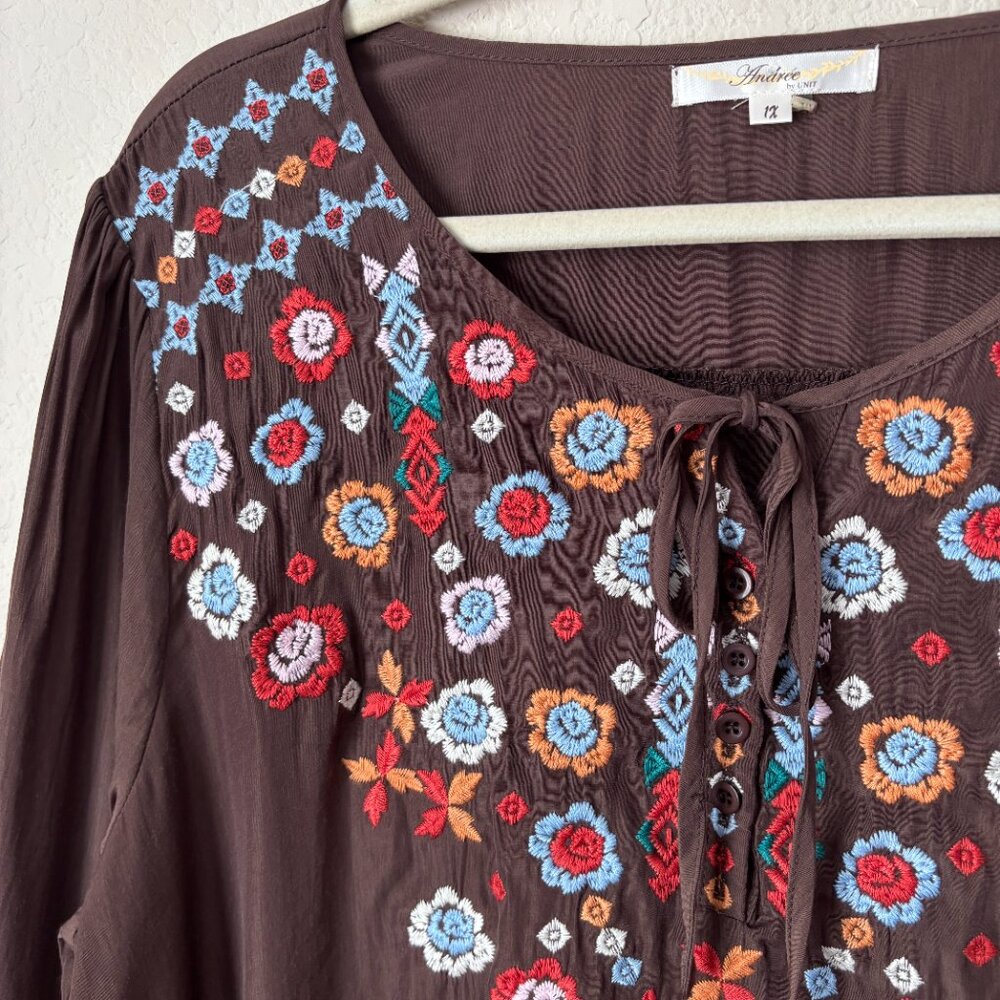 Andree by UNIT 1X Floral Embroidered Longline Sharkbite Hem Blouse Top - Picture 5 of 12